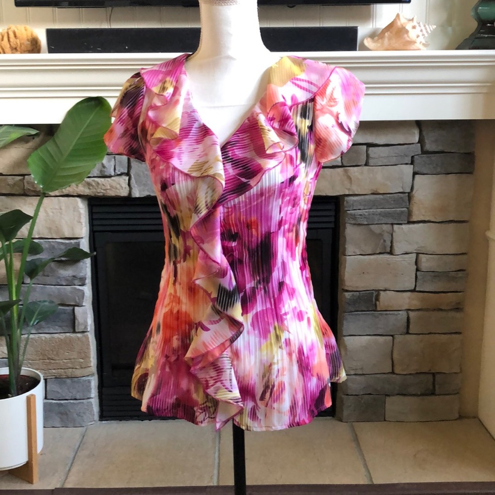 NWT East 5th crinkle floral blouse with ruffle and flutter sleeves size small